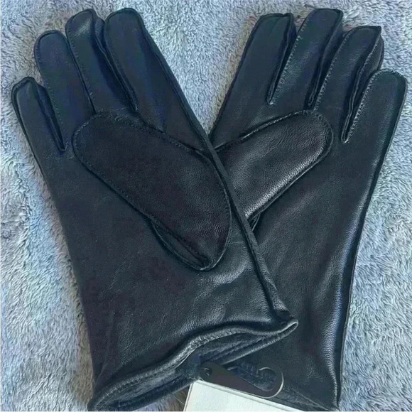 UGG Faux Fur Lined Wrangell Smart Glove in Black Size Medium NWT - Picture 4 of 6